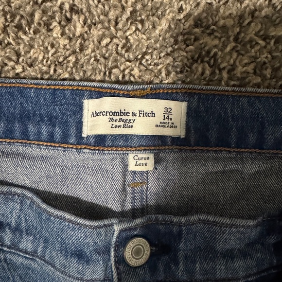 Abercrombie & Fitch Medium Wash Low Rise Baggy Jeans Size 32/14 - Picture 4 of 8